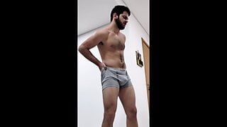 Semental de gimnasio flexionando sus músculos alfa - chico caliente de pecho peludo