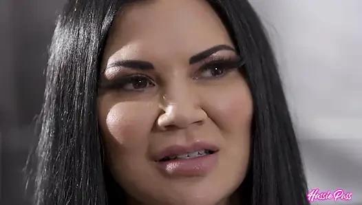 Jasmin Jae reitet Ricky spanischen harten schwanz, während sie mit ihren hüften hüpft!