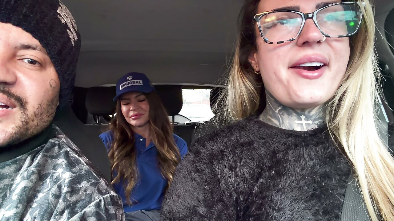 De cuckold van mijn man stapte uit de auto en ik riep de benzinepompbediende om te neuken en ze accepteerde en stapte in de auto en was zo geil dat ze helemaal naakt was