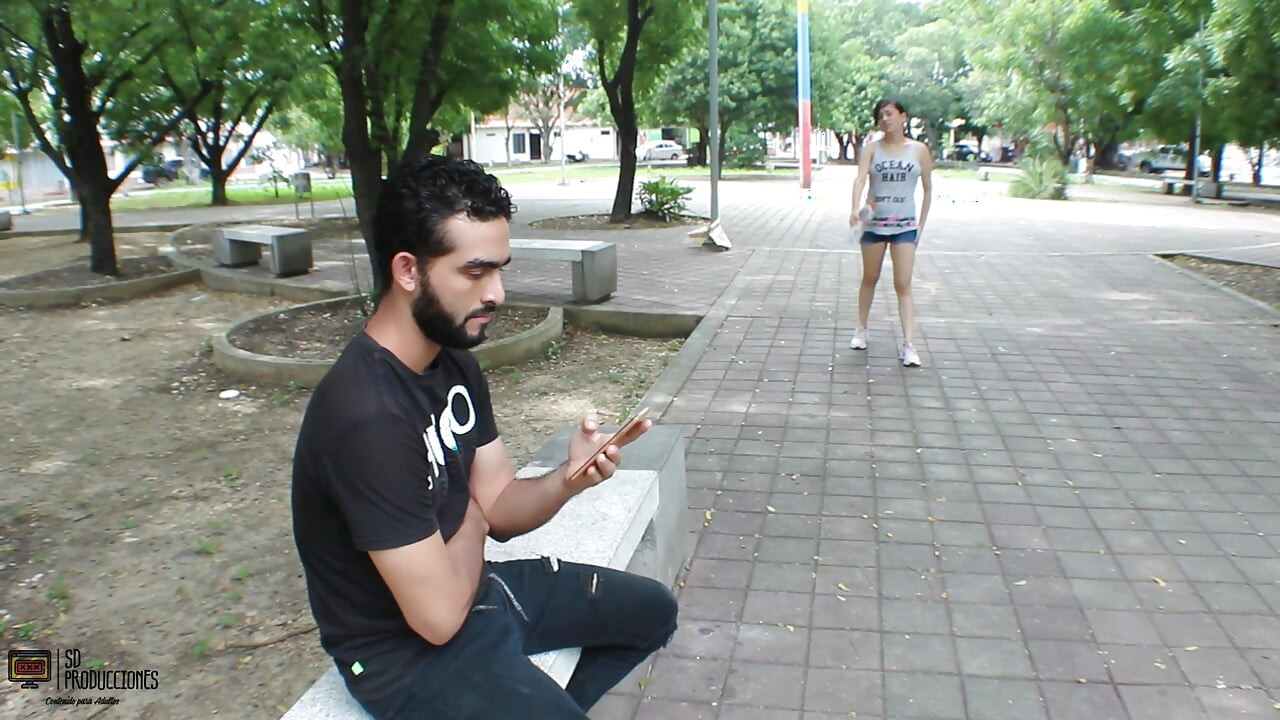 التقيت بمراهقة جميلة وتأخذني إلى المنزل لتمارس الجنس معنا - إباحية باللغة الإسبانية