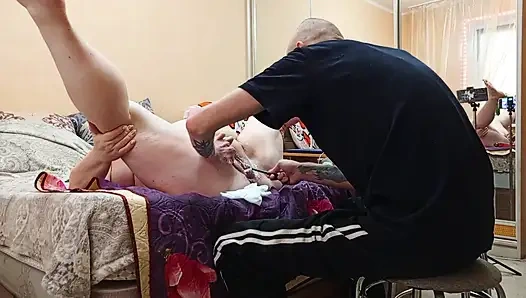 Побрил мясистую киску своей подруги, затем сделал фистинг перед сквиртом