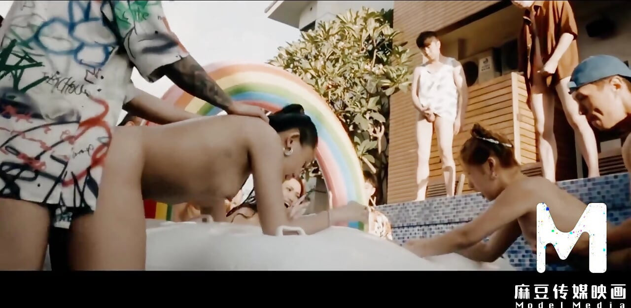 ModelMedia Asia - Tři sexy dívky v bikinách mají skupinovou orgii u bazénu