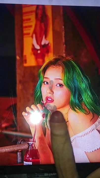 Momoland nancy odaje počast spermi