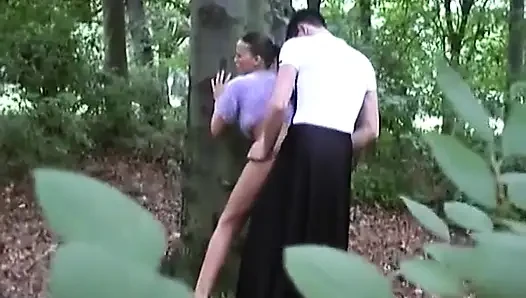 Almanya'dan mükemmel hatun ormandaki deliklerinden sikiliyor