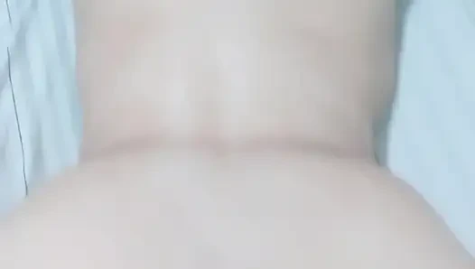 Komşum bana masaj yapıyor ve sonunda götümü sikiyor