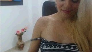 Бразильская девушка принимает ее лифчик