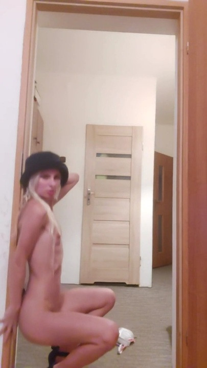 Baile erótico desnudo y striptease de una adolescente sexy