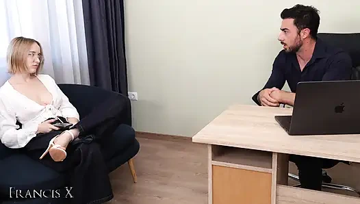 Junge sekretärin vom chef auf schreibtisch bestraft, teil 1