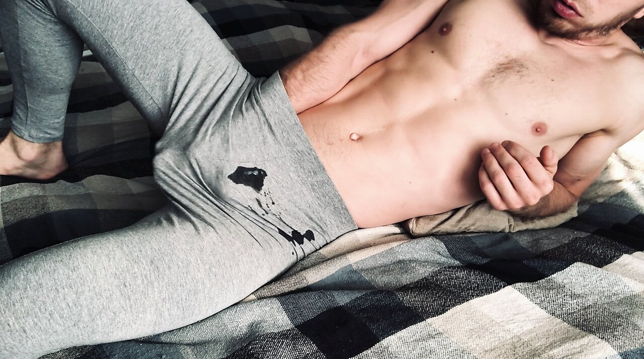 训练后我穿着灰色紧身裤自慰并射精！男性高潮！一个异性恋男人的俄罗斯家庭视频！