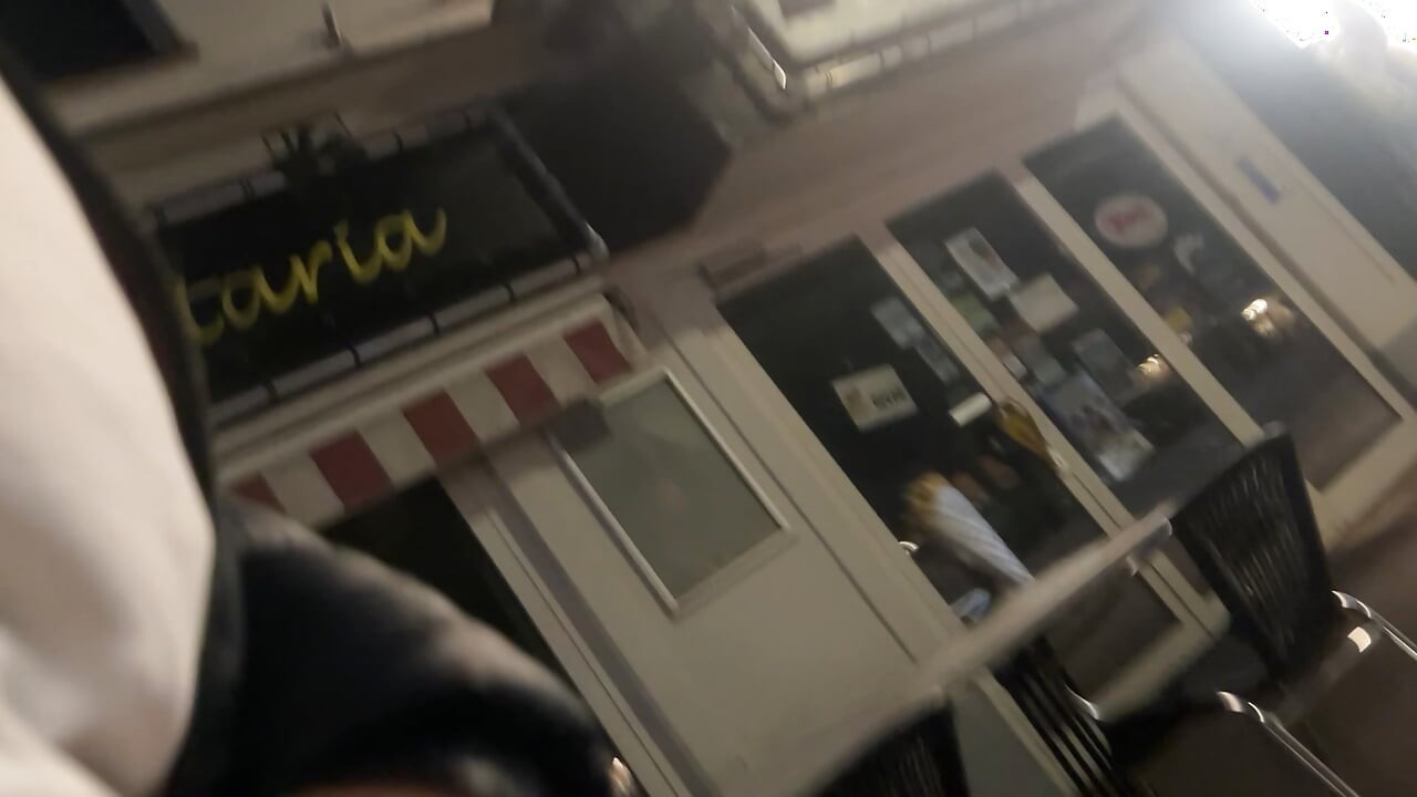 Περπατώντας με το πούτσο έξω σε δημόσιο χώρο