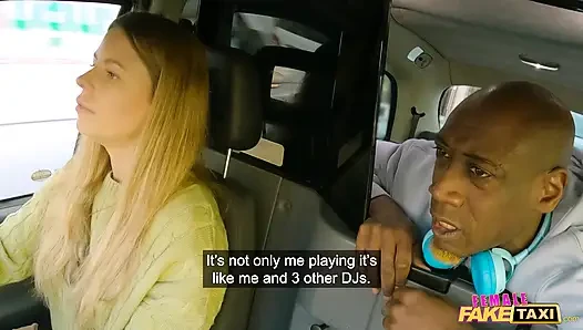 Female fake taxi - samantha joiner si cewek hot rambut pirang asal skotlandia lagi asik ngentot kontol raksasa pria kulit hitam