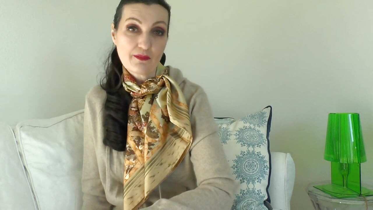 Ponte una bufanda de seda y masturba delante de mí, Lady Victoria Valente