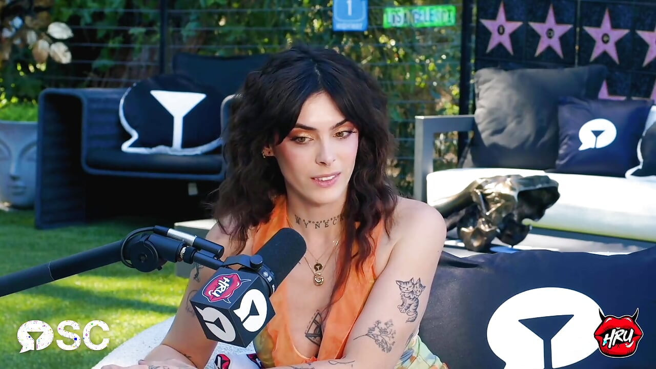 Genna James de Unssheltered como una de las estrellas en ascenso más calientes de cam