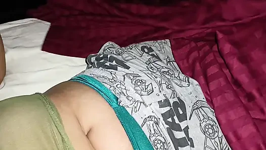 Aku ngentot pantat pacarku habis-habisan waktu dia lagi sendirian di rumah! Aku melucuti penisku dan dia dengan cepat melebarkan kakinya.