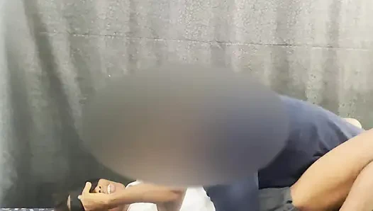 Genç küçük aşık üniversiteden sonra emiyor ve biniyor