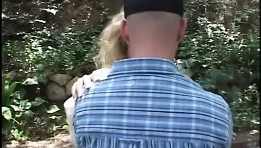 Sarışın orta yaşlı seksi kadın düzgünce tıraşlı amcık bir adam tarafından çim sandalyesinde sikiliyor