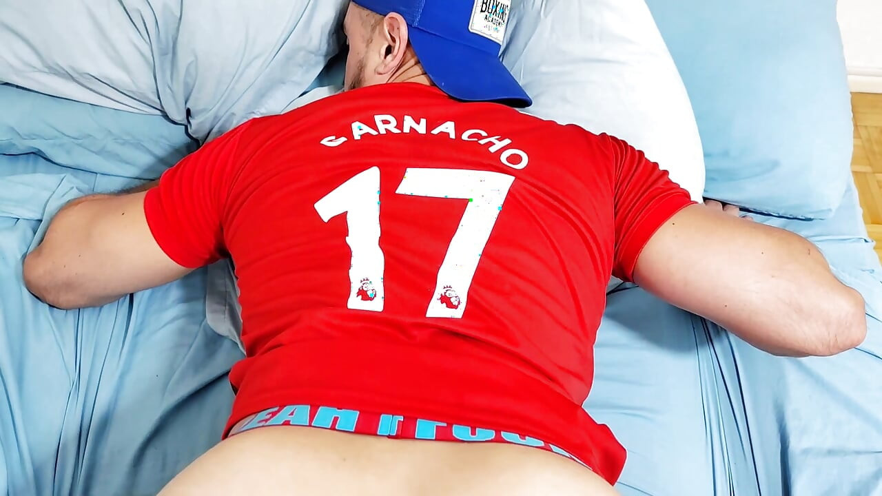 泡泡屁股! 我们和我的朋友一起从球场上来, 他很热衷于看到球员, 事情失控了