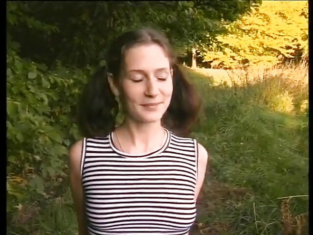 Sød brunette med knytnæve og dildoer