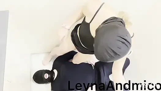 Домина наполняет своего покорного писсингом, унижает его, тренирует как хорошего щенка и смеется над его маленьким членом