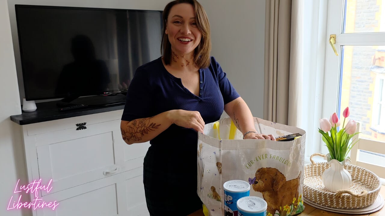 Jungsabend mit Stiefmutter - Haarige britische MILF