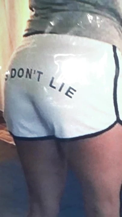 Shakira cum tribute over her sexy ass