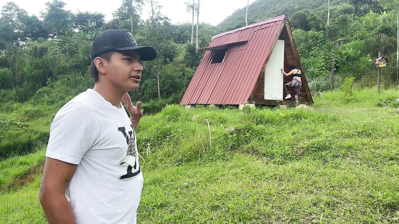 我在露营地度假时看到隔壁一个屁股很漂亮的女孩，最后我把我的阴茎塞进了她。