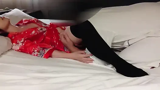 Aku menggodanya dengan kimono merah, dan setelah jilat memeknya, dia ngentot aku dari belakang dan bikin aku crot di dalam memeknya
