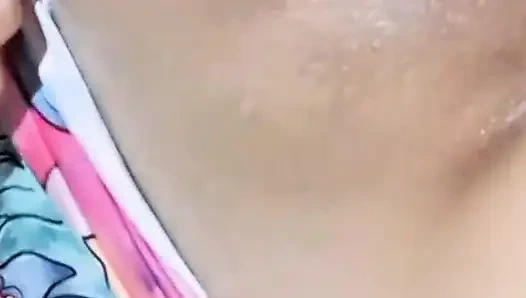 Indien berührt die muschi, bis sie squirtet