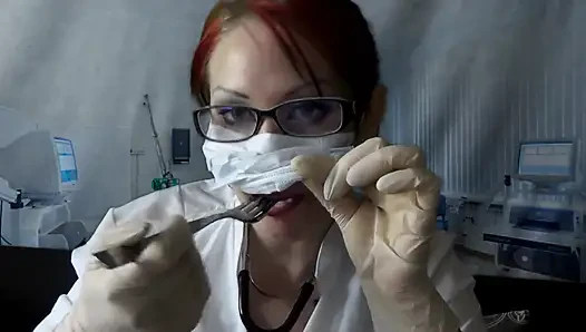 Doktor tıbbi maske ve eldivenle yiyor