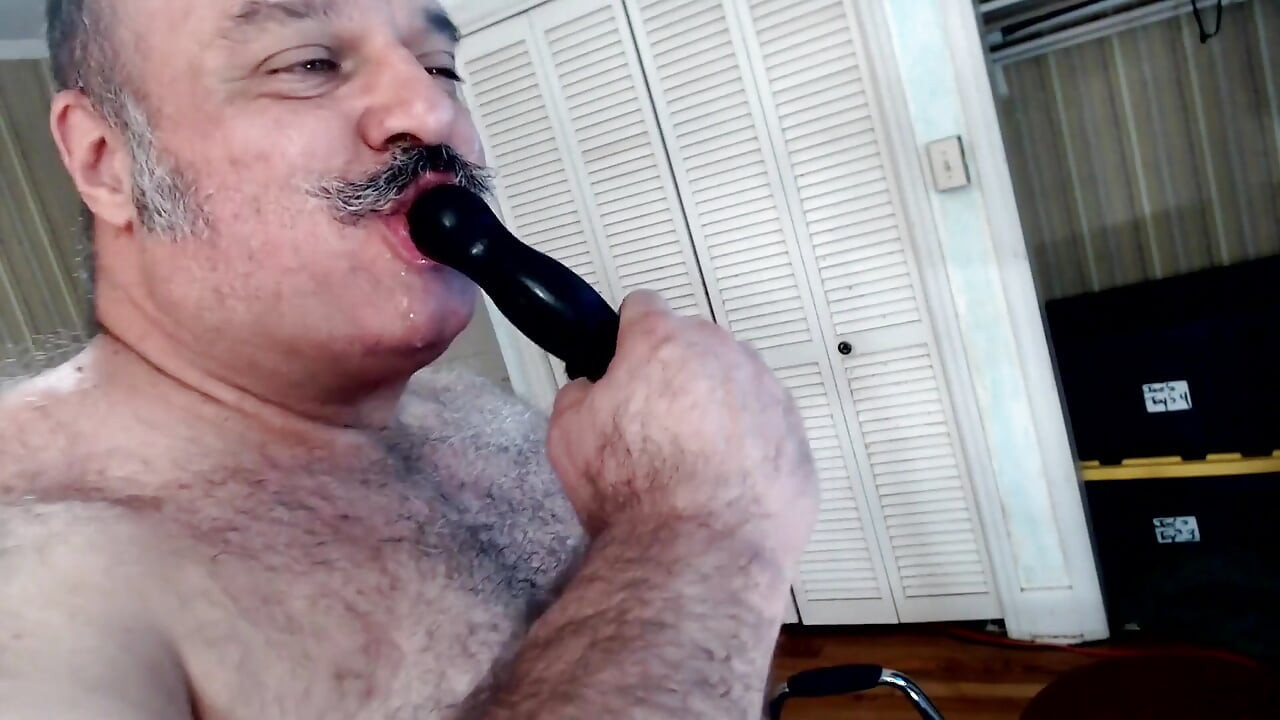 Bullmusclejoe utilise le gode de ses amis pour goûter son propre cul !