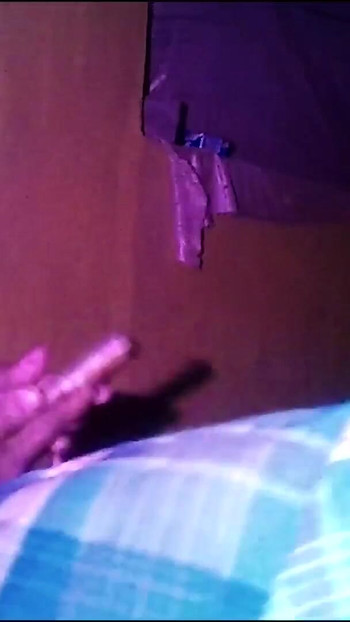Detik ikonik dari "isteri rumah kampung India bercium panas isteri seksi"