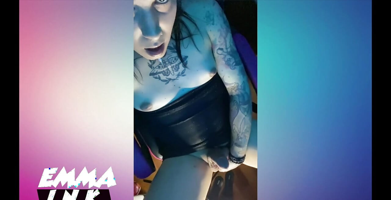 كان صديقي يلعب الفيفا وقررت في هذه الأثناء أن ألعب بمؤخرتي وتلك الكرات الشرجية تعطي وظيفة يدوية ساخنة