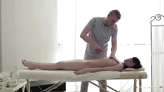 Atemberaubendes mädchen will massiert und auf der couch gefickt werden
