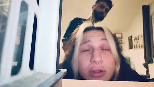 Tolong berikan padaku dari belakang