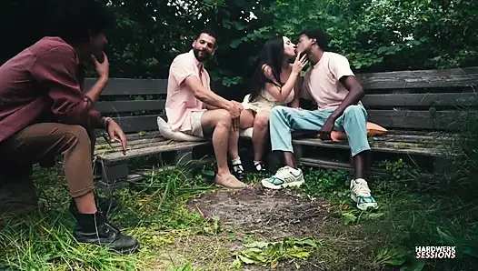 HARDWERK: Spring-gangbang im Garten: Wilde behaarte muschi im freien, rohes ficken