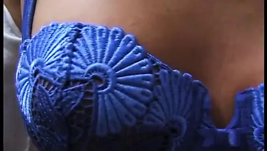 Pelacur pirang mengisap schlong di video pov