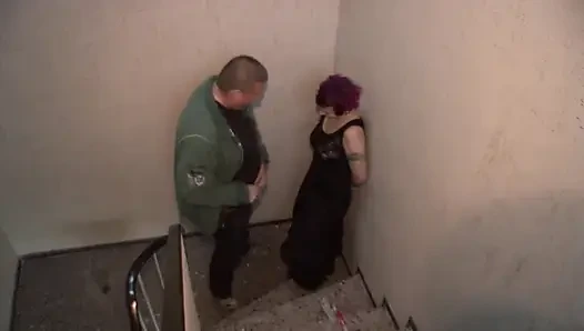 Возбужденная зрелая красотка трахает пальцами ее мокрую киску с пожилым любовником