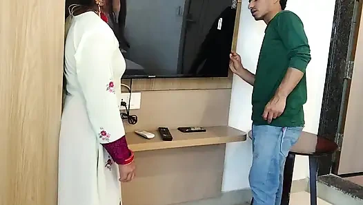 TV banane aaya tha aur Akeli ladki dekh ke pel diya