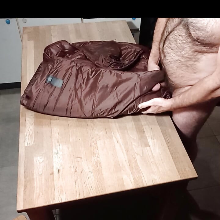 Căptușeala ei de pulă roșie cherry are parte de sperma mea după un futai lung