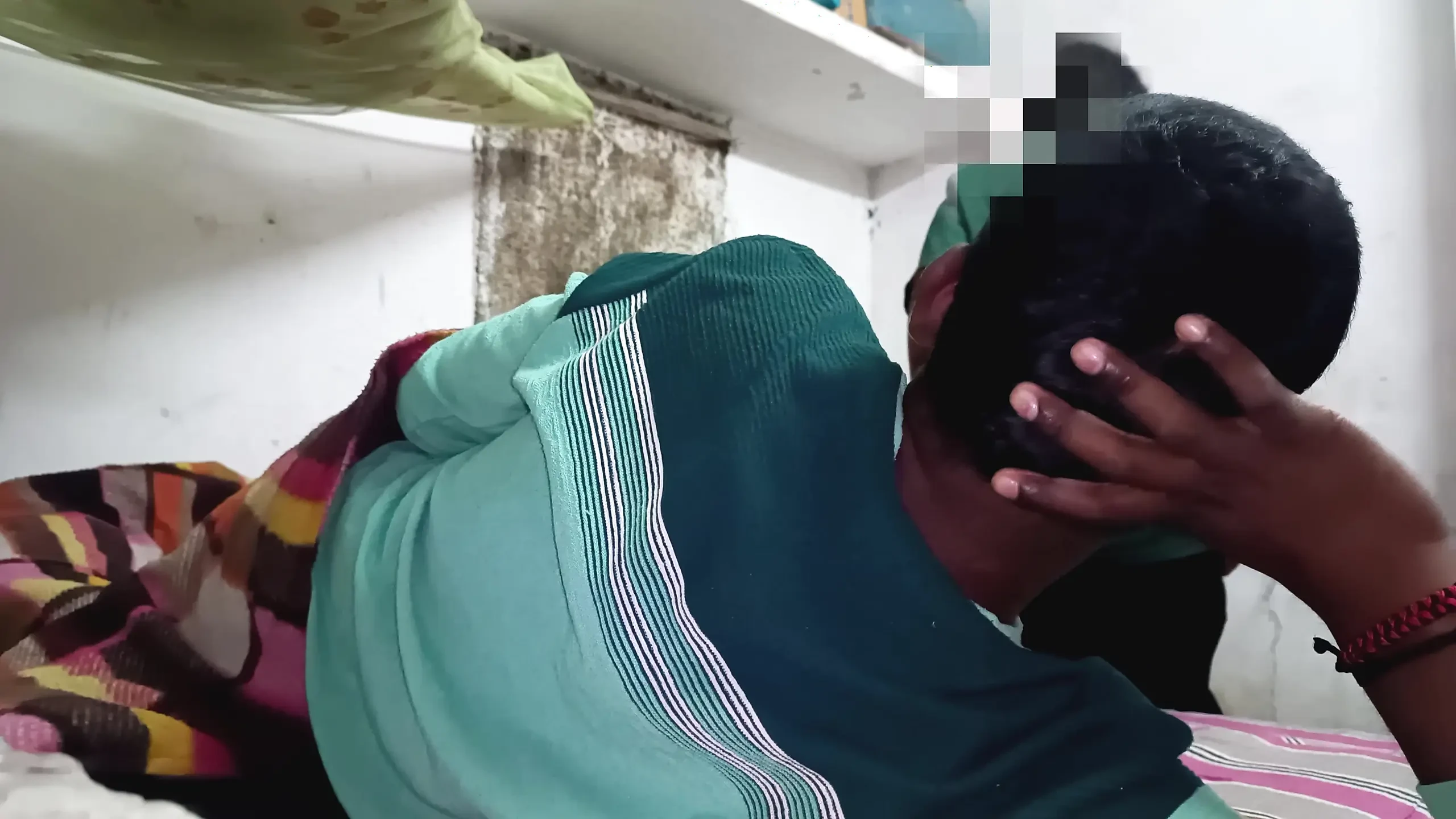 这位本地处女被迫发生性关系, 还口交了很多阴茎