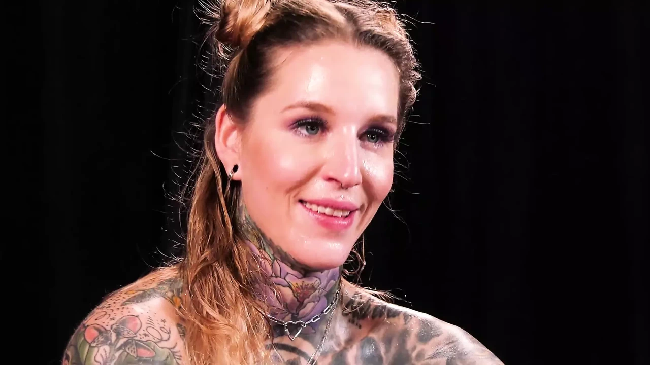 纹身荡妇得到适当的性交并制作手淫表演