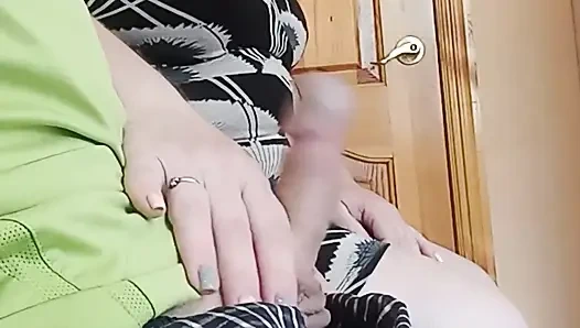 Сучка дрочит мой член в приёмной No4