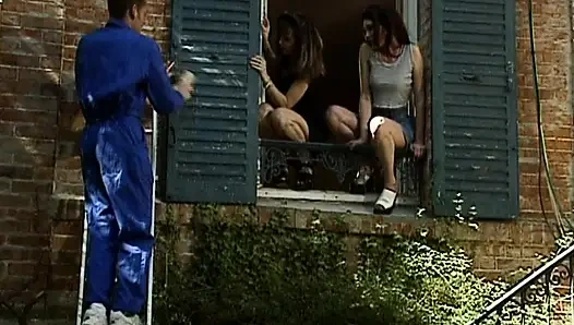 Alman sarışın orta yaşlı seksi kadın açık havada göt deliğini siktiriyor