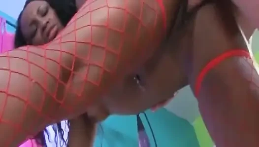 Cewek dewasa rambut cokelat dengan stoking jala merah lagi asik habis-habisan