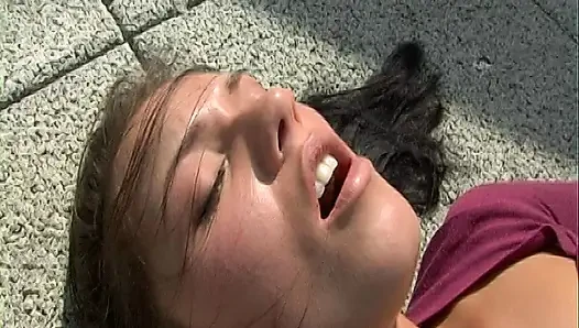 Olgun esmer ıslak anal seansında genişliyor