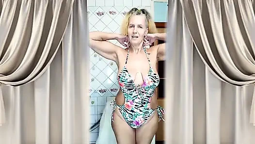 Olgun bir kadın mutfakta striptiz yapıyor