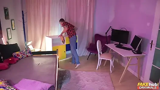 Fakehub Originals -max Dior verkleidet sich in gruseligen Kostümen, um seinen mitbewohner megan Fiore zu streichen