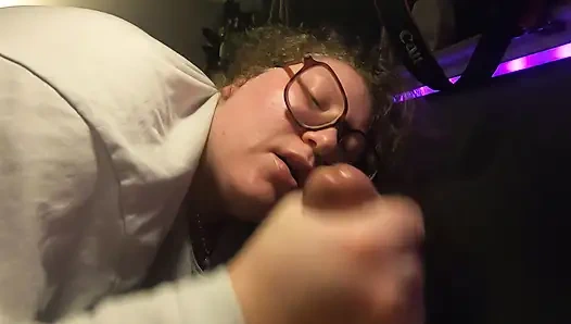 Gadis culkaran kulit putih yang polos dengan kacamata lagi asik nyepong kontol dan jilat sperma