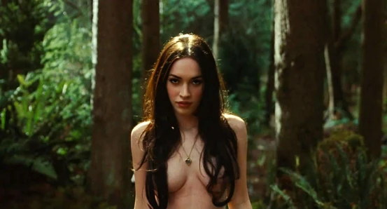 Megan Fox aux seins nus dans le corps de Jennifer sur scandalplanet.com