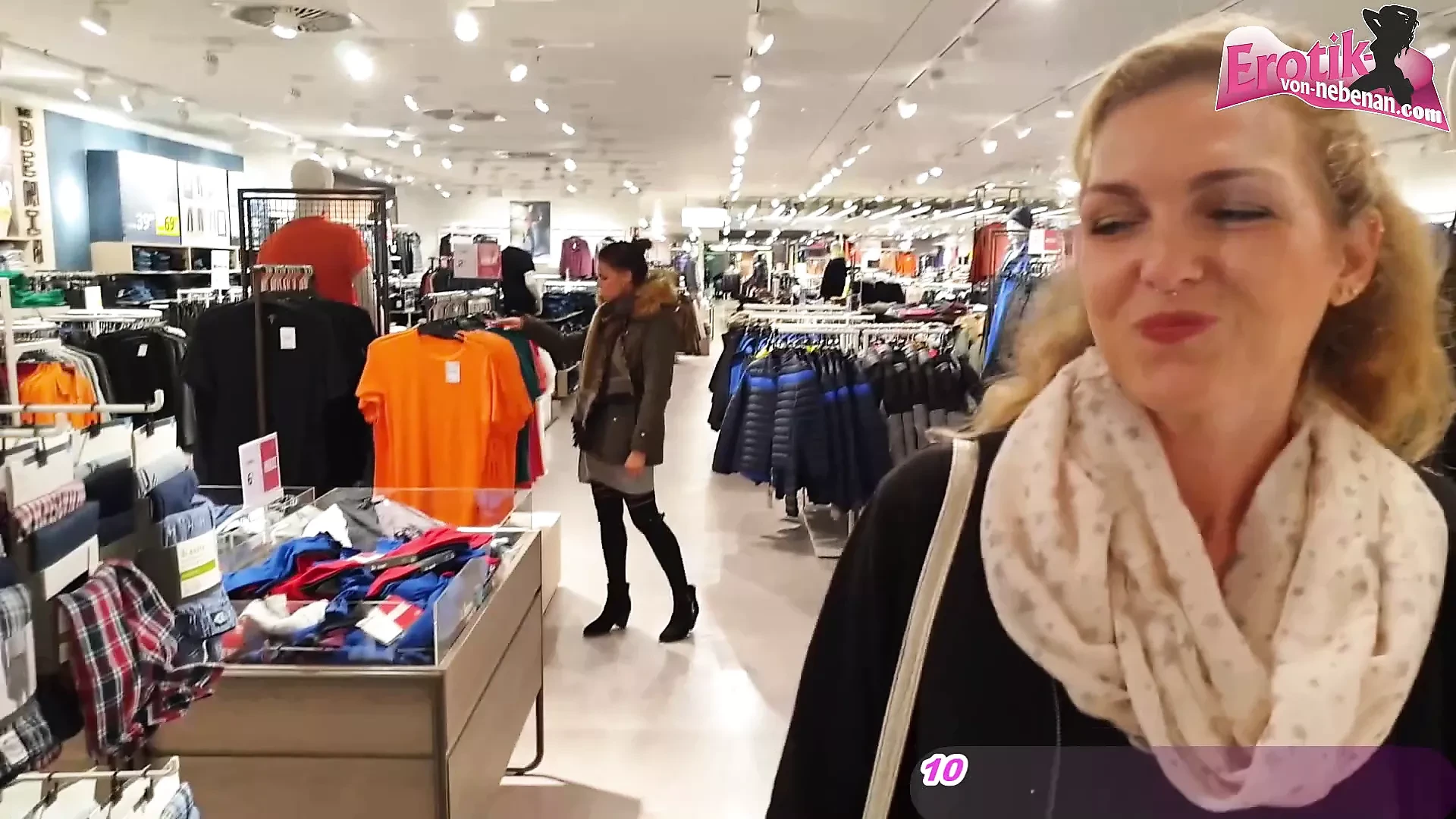 Trío con corrida en centro comercial después de vestuario